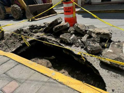 Reparan socavón en centro de Santa Ana, permanecerá cerrada la vialidad tres días imagen 5