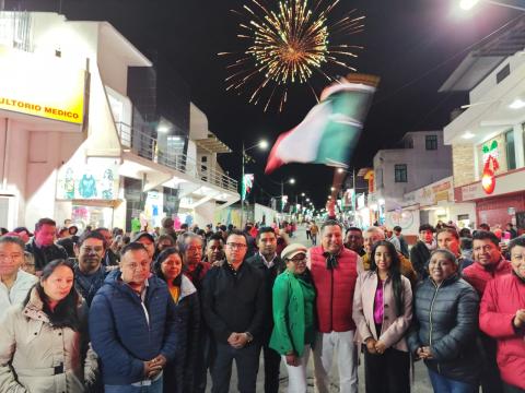 Realiza Valentín Meléndez el encendido de luminarias alusivas a las fiestas patrias imagen 2