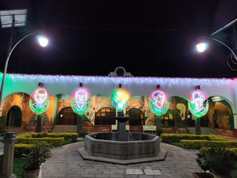 Realiza Valentín Meléndez el encendido de luminarias alusivas a las fiestas patrias imagen 4