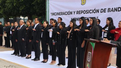 Ceremonia de incineración de bandera en San Pablo del Monte imagen 11
