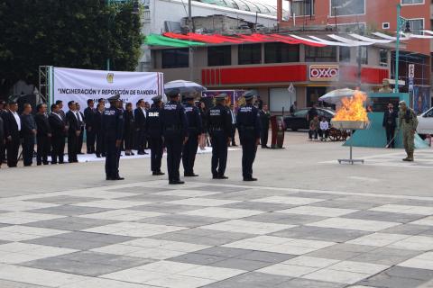 Ceremonia de incineración de bandera en San Pablo del Monte imagen 4