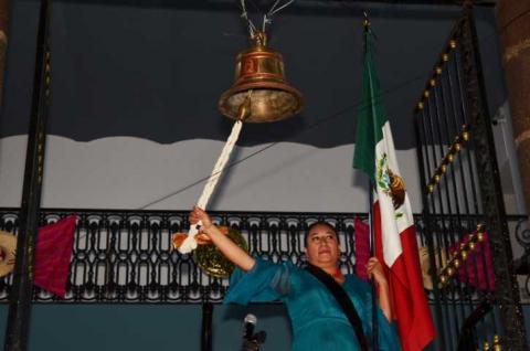 Rocío Meléndez primera mujer en dar el grito de Independencia en Tlaltelulco imagen 4