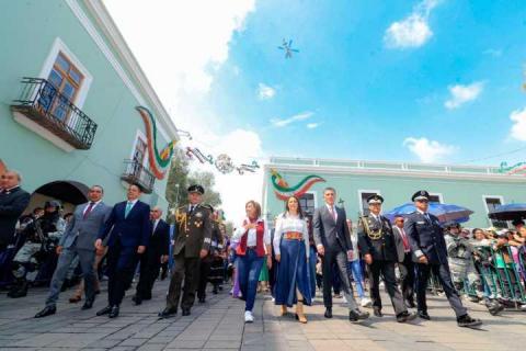 Encabeza Gobernadora Desfile Cívico Militar de la Independencia De México imagen 18