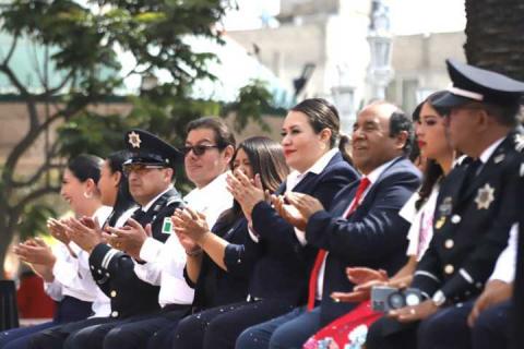 Encabeza Blanca Angulo desfile del 214 aniversario de la independencia en Chiautempan imagen 7