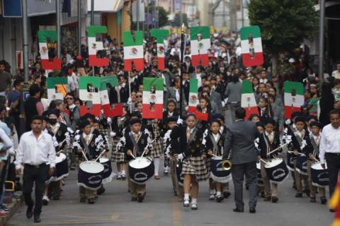 Encabeza Blanca Angulo desfile del 214 aniversario de la independencia en Chiautempan imagen 4