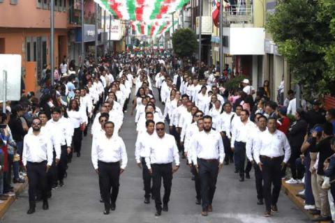 Encabeza Blanca Angulo desfile del 214 aniversario de la independencia en Chiautempan imagen 3
