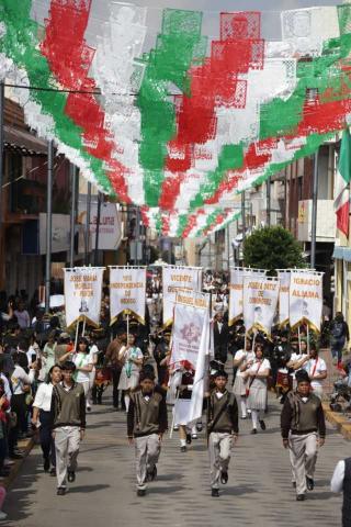 Encabeza Blanca Angulo desfile del 214 aniversario de la independencia en Chiautempan imagen 2