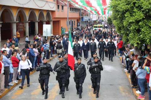 Encabeza Blanca Angulo desfile del 214 aniversario de la independencia en Chiautempan imagen 1