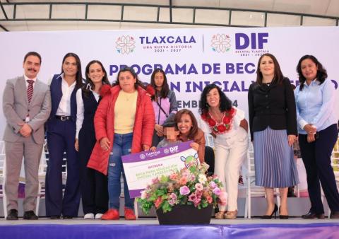 Entregan Gobernadora y SEDIF becas del programa de educación inicial y preescolar imagen 4