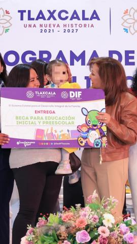 Entregan Gobernadora y SEDIF becas del programa de educación inicial y preescolar imagen 6
