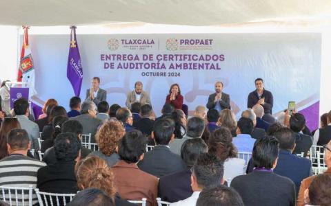Entrega Gobernadora Lorena Cuéllar certificados ambientales imagen 2
