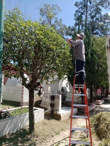 Realizan trabajos de limpieza y mantenimiento a panteón municipal de Chiautempan imagen 2