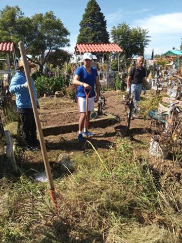 Realizan faenas en panteón municipal funcionarios de La Magdalena Tlalteulco imagen 1