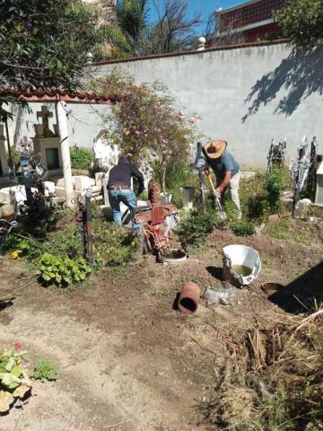 Realizan faenas en panteón municipal funcionarios de La Magdalena Tlalteulco imagen 2