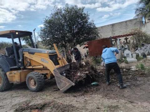 Realizan faenas en panteón municipal funcionarios de La Magdalena Tlalteulco imagen 7
