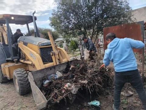 Realizan faenas en panteón municipal funcionarios de La Magdalena Tlalteulco imagen 6