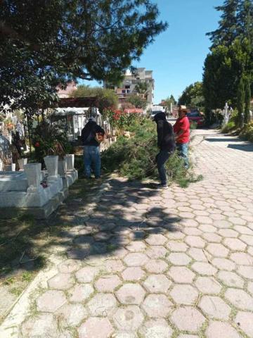 Realizan faenas en panteón municipal funcionarios de La Magdalena Tlalteulco imagen 4