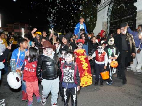 Colorido y vistoso desfile de Día de Muertos en Santa Cruz Tlaxcala imagen 1