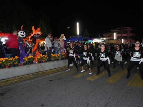Colorido y vistoso desfile de Día de Muertos en Santa Cruz Tlaxcala imagen 8