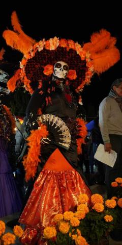 Colorido y vistoso desfile de Día de Muertos en Santa Cruz Tlaxcala imagen 2