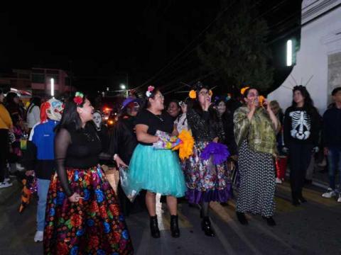 Colorido y vistoso desfile de Día de Muertos en Santa Cruz Tlaxcala imagen 7