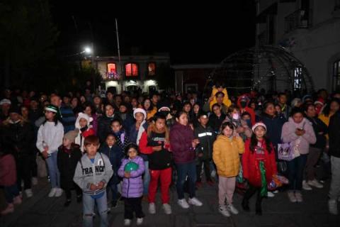 Se reúnen cientos de familias en Santa Cruz Tlaxcala para el desfile y encendido de luminarias navideñas imagen 17