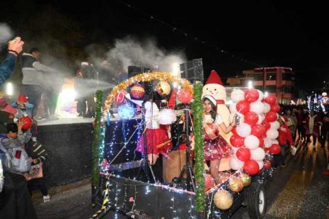 Se reúnen cientos de familias en Santa Cruz Tlaxcala para el desfile y encendido de luminarias navideñas imagen 11