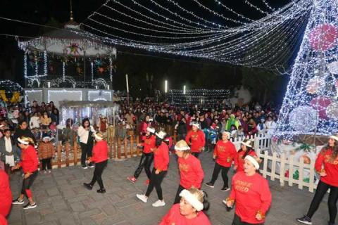 Se reúnen cientos de familias en Santa Cruz Tlaxcala para el desfile y encendido de luminarias navideñas imagen 2