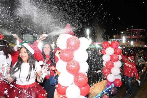 Se reúnen cientos de familias en Santa Cruz Tlaxcala para el desfile y encendido de luminarias navideñas imagen 3