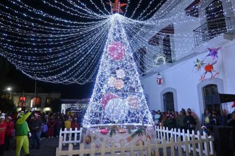 Se reúnen cientos de familias en Santa Cruz Tlaxcala para el desfile y encendido de luminarias navideñas imagen 1