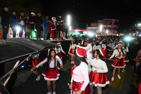 Se reúnen cientos de familias en Santa Cruz Tlaxcala para el desfile y encendido de luminarias navideñas imagen 15