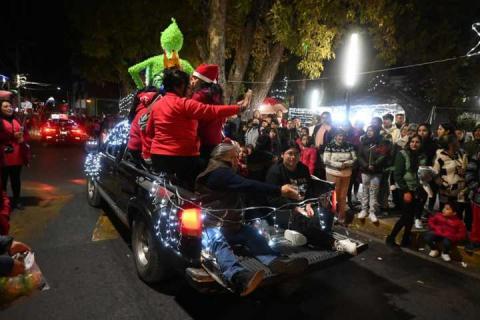 Se reúnen cientos de familias en Santa Cruz Tlaxcala para el desfile y encendido de luminarias navideñas imagen 12