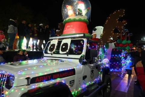 Se reúnen cientos de familias en Santa Cruz Tlaxcala para el desfile y encendido de luminarias navideñas imagen 13