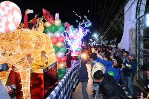 Se reúnen cientos de familias en Santa Cruz Tlaxcala para el desfile y encendido de luminarias navideñas imagen 9