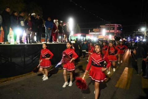 Se reúnen cientos de familias en Santa Cruz Tlaxcala para el desfile y encendido de luminarias navideñas imagen 16