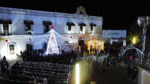 Se reúnen cientos de familias en Santa Cruz Tlaxcala para el desfile y encendido de luminarias navideñas imagen 10