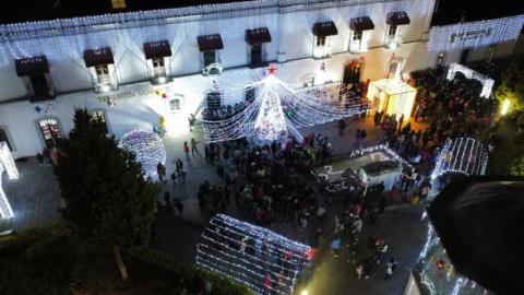 Se reúnen cientos de familias en Santa Cruz Tlaxcala para el desfile y encendido de luminarias navideñas imagen 7