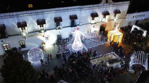 Se reúnen cientos de familias en Santa Cruz Tlaxcala para el desfile y encendido de luminarias navideñas imagen 8