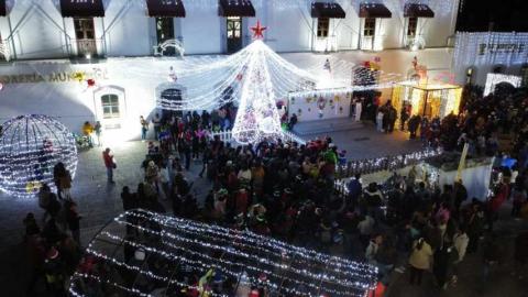 Se reúnen cientos de familias en Santa Cruz Tlaxcala para el desfile y encendido de luminarias navideñas imagen 5