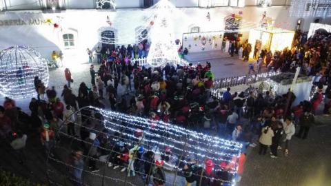 Se reúnen cientos de familias en Santa Cruz Tlaxcala para el desfile y encendido de luminarias navideñas imagen 4