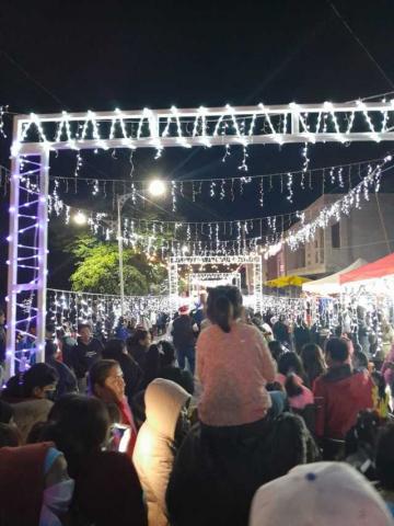 La Navidad llegó a San Juan Huactzinco con el encendido de la Villa Navideña imagen 5