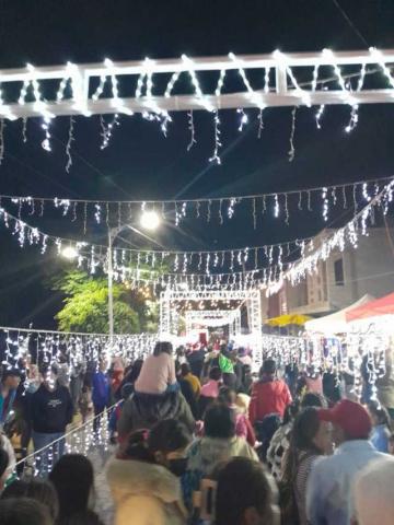 La Navidad llegó a San Juan Huactzinco con el encendido de la Villa Navideña imagen 4