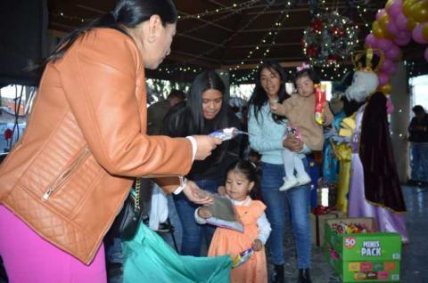 Cientos de sonrisas son el regalo a los Reyes Magos de la Magdalena Tlaltelulco imagen 12