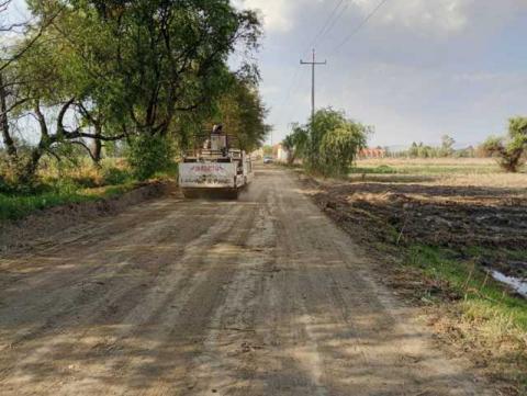 Ayuntamiento de Tepetitla realizó 1.5 k de emparejamiento y compactación de caminos de uso agrícola imagen 2