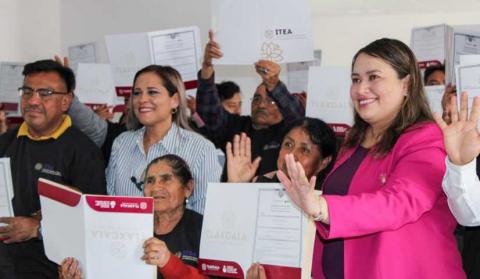 Entregan 60 certificados de estudios a adultos mayores de diversas comunidades de Chiautempan imagen 6