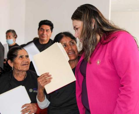 Entregan 60 certificados de estudios a adultos mayores de diversas comunidades de Chiautempan imagen 1
