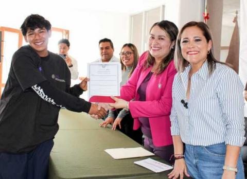 Entregan 60 certificados de estudios a adultos mayores de diversas comunidades de Chiautempan imagen 5