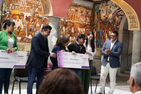 Giovani Montiel atestigua la entrega de cheques del Fondo Macro para el Desarrollo imagen 6