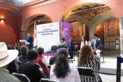 Giovani Montiel atestigua la entrega de cheques del Fondo Macro para el Desarrollo imagen 4