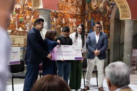 Giovani Montiel atestigua la entrega de cheques del Fondo Macro para el Desarrollo imagen 3